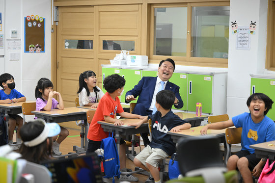 윤석열 대통령이 지난해 7월3일 늘봄학교 시범학교인 경기 수원초등학교를 찾아 수업을 참관하고 있다. (대통령실 제공) 2023.7.3/뉴스1