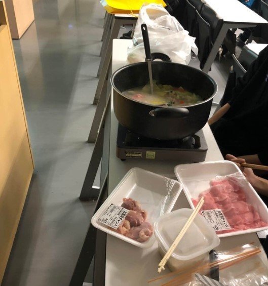 일본 오사카공립대학의 한 수업 중, 학생들이 냄비 요리를 만들고 있다. (출처 : 마스다 사토시 교수 엑스 계정) 2024.01.22/