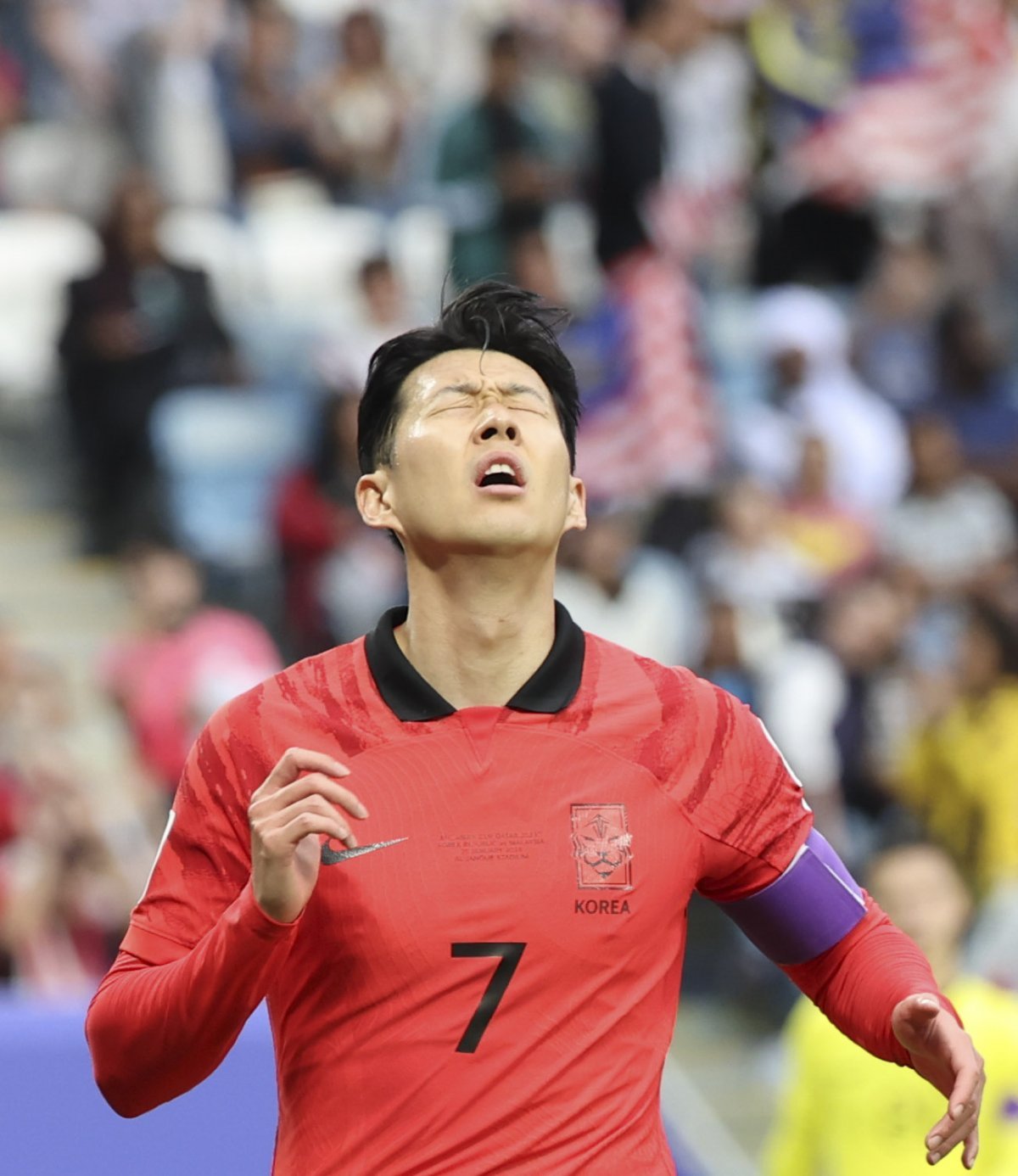 한국과 말레이시아의 아시안컵 E조 경기 도중 아쉬운 표정을 짓고 있는 손흥민. 한국은 말레이시아와 비긴 뒤 16강전에서 사우디아라비아와 맞붙는다. 카타르=뉴시스