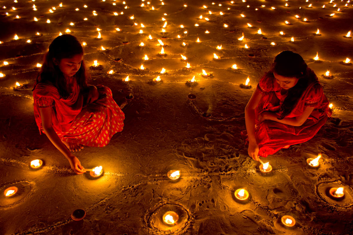 중국의 ‘춘제’ 전통 차례상과 베트남 설 ‘뗏’을 기념한 사자춤 공연, 그리고 ‘빛의 축제’라 불리는 인도의 설 ‘디왈리’에 한 
소녀가 등불을 켜고 있는 모습(위쪽부터). 많은 나라들이 태음력을 기준으로 설을 쇠는데, 그 시기와 문화는 다르다. 중국의 춘제와
 베트남의 뗏은 한국과 마찬가지로 양력 1∼2월 사이인 데 반해 힌두교의 설 디왈리는 10∼11월 사이다. 정연학 연구관 
제공·사진 출처 위키피디아