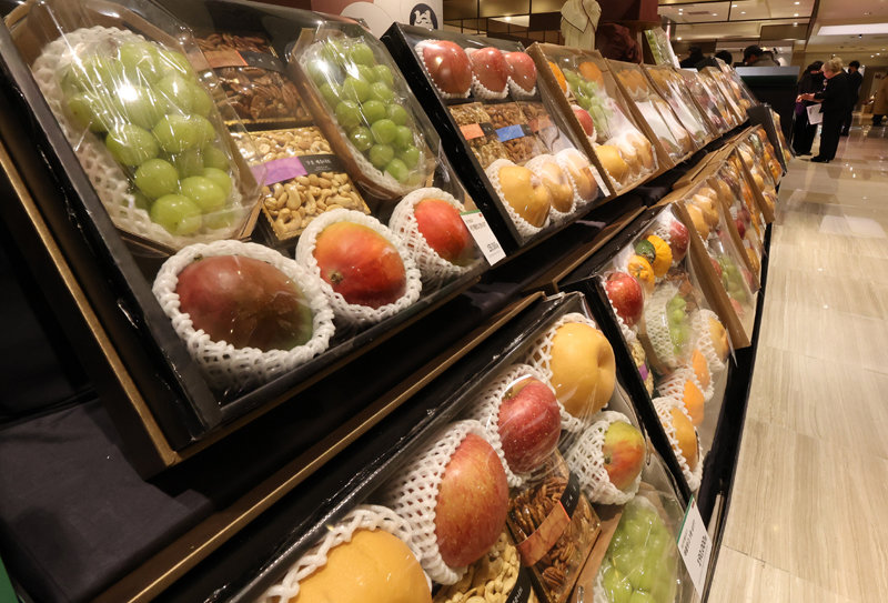 설을 앞두고 서울의 한 백화점 매대에 진열된 과일 선물 세트. 사과, 배 등 과일이 낱개로 포장돼 상자에 담겨 있다. 뉴스1