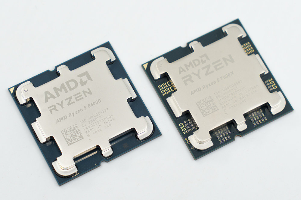 AMD 라이젠 8000 시리즈(좌)와 7000 시리즈(우) 기판과 히트 스프레더의 색상이 바뀌었고, 기판 테두리에 있는 콘덴서도 모두 사라졌다 / 출처=IT동아