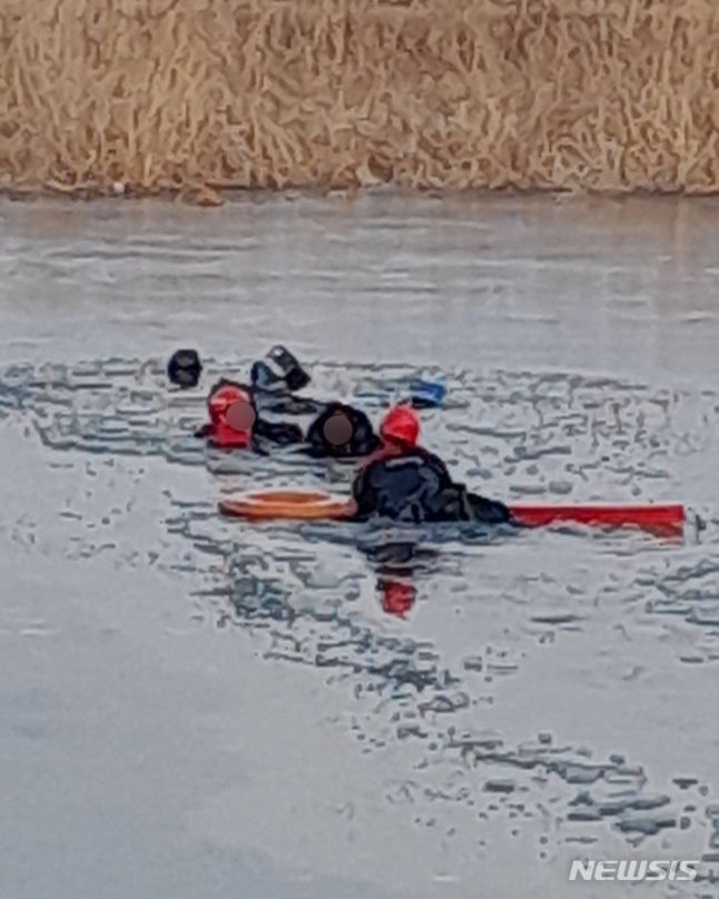 29일 오후 인천 서구 오류동 검단천 낚시터에서 얼음낚시를 하려다 물에 빠진 60대 남녀가 소방당국에 의해 구조되고 있다. (사진=인천소방본부 제공) 2024.01.29. photo@newsis.com