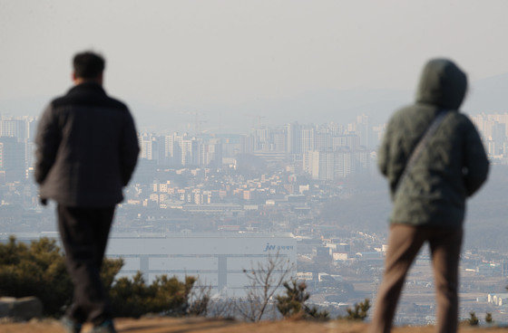 수도권의 초미세먼지 농도가 ‘나쁨’ 수준을 보인 29일 경기 오산시 보적사에서 바라본 도심이 미세먼지 영향으로 뿌옇게 보이고 있다. 2024.1.29/뉴스1