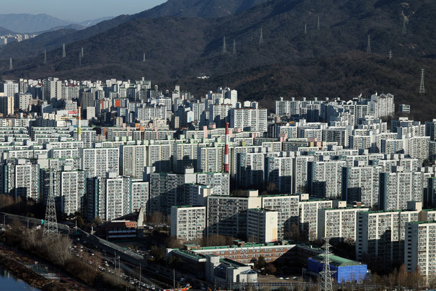 서울 도봉구의 한 고층빌딩에서 노원구의 아파트 밀집 지역이 보이고 있다. 2024.1.15/뉴스1