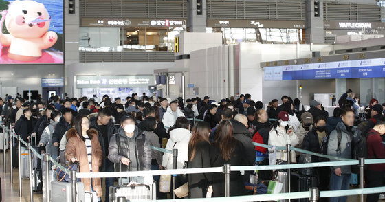 28일 오전 인천국제공항 출국장이 출국인파로 붐비고 있다. 뉴스1