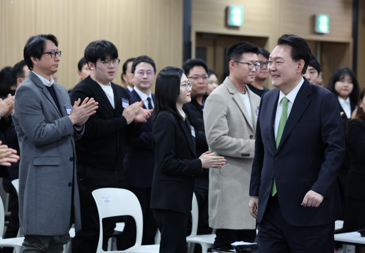 윤석열 대통령이 30일 경기 성남 판교제2테크노밸리 기업지원허브에서 상생의 디지털, 국민권익 보호 주제로 열린 일곱 번째 국민과 함께하는 민생토론회에 입장하고 있다. 대통령실통신사진기자단