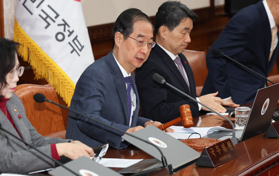 한덕수 국무총리가 30일 서울 종로구 정부서울청사에서 열린 국무회의에서 의사봉을 두드리고 있다. 2024.1.30/뉴스1