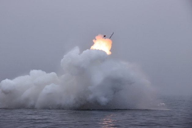 북한의 신형 잠수함발사순항미사일(SLCM) ‘불화살-3-31형’ 발사 모습. 노동신문 뉴스1