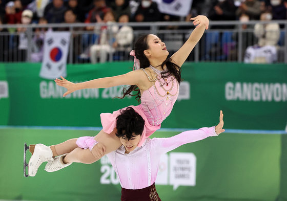 Ji-ni Kim and Namu Lee, representatives of Korea's ice dance juniors, are showing off their beautiful performances by participating in the figure skating ice dance free skating event at the 2024 Gangwon Winter Youth Olympic Games held at Gangneung Ice Arena, Gangneung Olympic Park, Gangwon-do on the morning of the 30th. 2024.1.30/News1 ⓒ News1