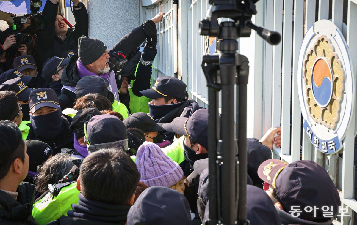 30일 이태원 참사 유가족들이 정부서울청사 안으로 진입을 시도하며 경찰과 충돌하고 있다. 박형기 기자 oneshot@donga.com