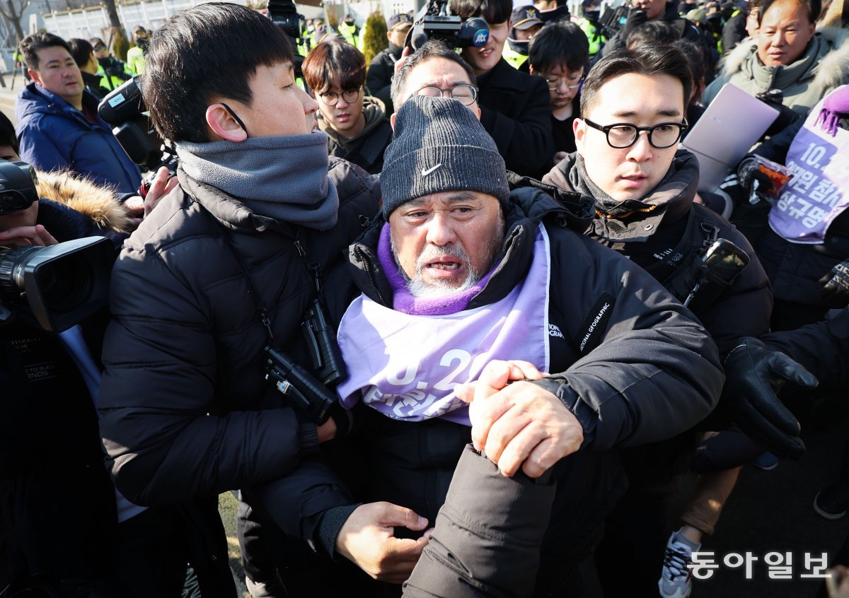 30일 이정민 이태원 참사 유가족협의회 대표가 경찰에게 끌려 나오고 있다. 박형기 기자 oneshot@donga.com