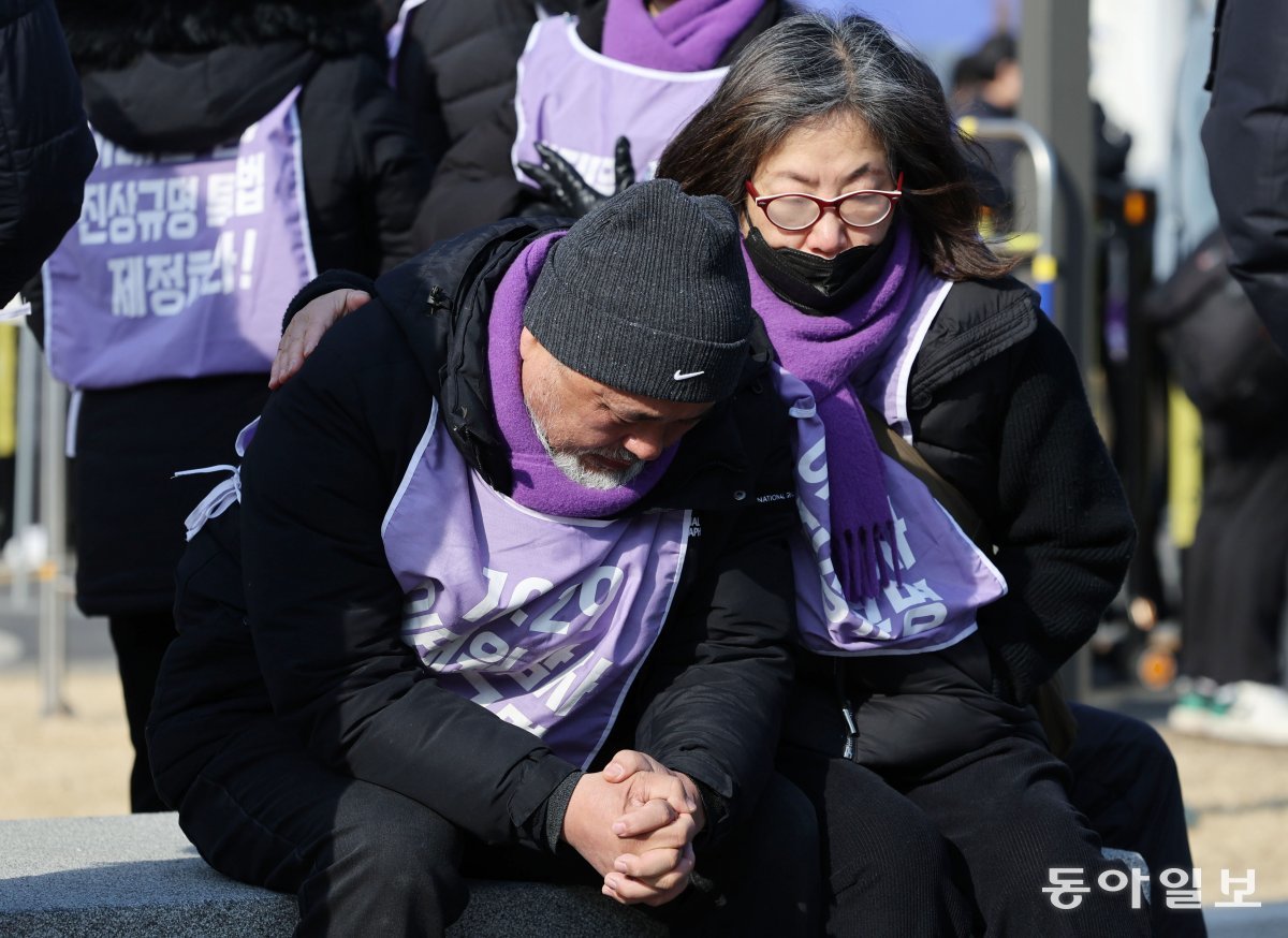 30일 이정민 이태원 참사 유가족협의회 대표가 경찰에게 끌려 나온 뒤 망연자실한 표정을 지은 채 앉아 있다. 박형기 기자 oneshot@donga.com