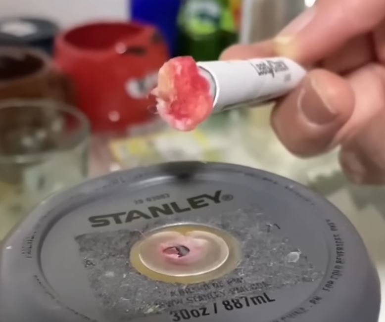 스탠리 텀블러 아랫부분에 납 성분 검사 용액을 묻힌 면봉을 문지르자 면봉 색이 붉게 변했다는 영상. 유튜브 캡처