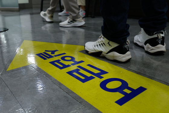 마포구 서울서부고용복지플러스센터에서 실업급여를 신청하려는 시민들이 이동하고 있다.  2023.9.11. 뉴스1