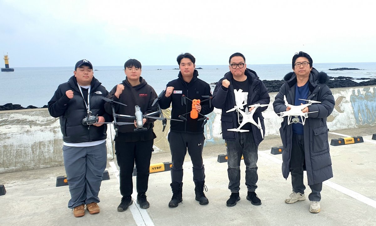 남원포구에서 제주드론산업협회 드론 수색대(왼쪽부터 이제민, 김기범, 이학수, 안광희, 강경환)/사진=제주드론산업협회