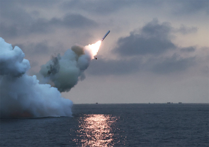 북한이 28일 시험발사한 신형 잠수함발사전략순항미사일 ‘불화살-3-31형’이 동해상으로 날아가고 있다. 노동신문 뉴스1