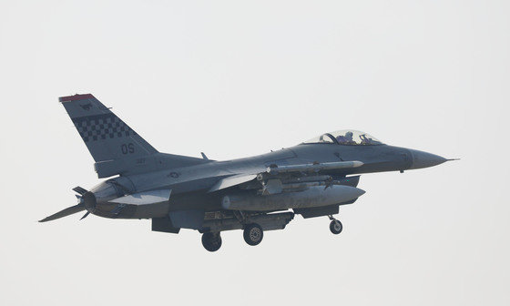 주한미군 오산공군기지에서 F-16 전투기가 착륙하고 있다. 2023.10.30/뉴스1