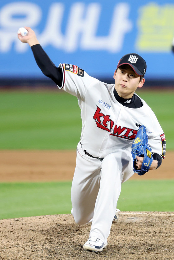 KT coach Lee Kang-cheol is fighting KT Park Young-hyun in the top of the 8th inning of the 3rd game of the professional baseball '2023 Shinhan Bank SOL KBO Postseason' Korean Series between KT Wiz and LG Twins held at Suwon KT Wiz Park in Jowon-dong, Jangan-gu, Suwon-si, Gyeonggi-do on the afternoon of the 10th.  2023.11.10.  News 1
