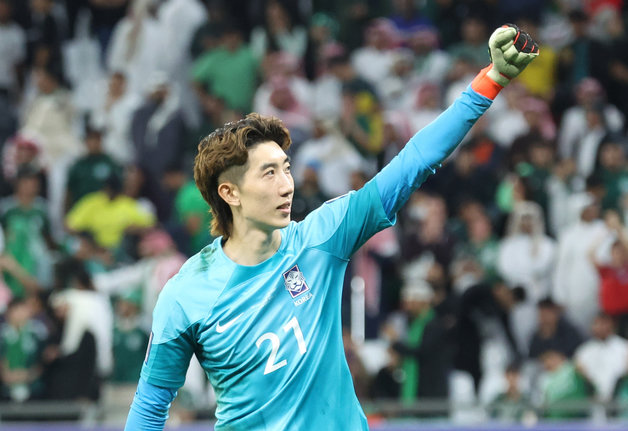 Cho Hyun-woo is cheering after making a save in the penalty shootout during the 2023 Asian Football Confederation (AFC) Qatar Asian Cup Round of 16 match between Korea and Saudi Arabia held at Al Rayyan Education City Stadium in Qatar on the 30th (local time).  2024.1.31.  News 1