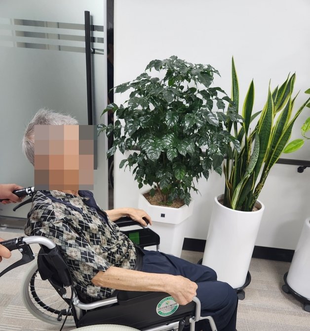 충북 청주의 모 요양원에서 휠체어를 타는 70대 노인의 모습.(유족 제공)./뉴스1