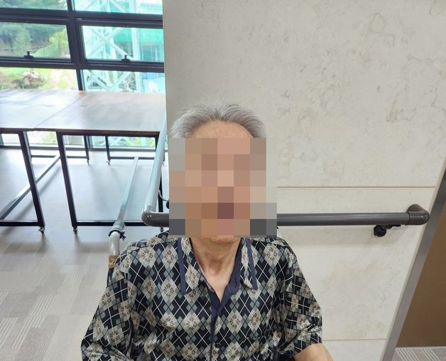 충북 청주의 모 요양원에서 휠체어를 타고 있는 70대 노인의 모습.(유족 제공)./뉴스1