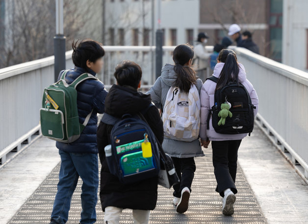 31일 오전 서울 시내의 한 초등학교에서 어린이들이 등교를 하고 있다. 저출생 속도가 빨라지면서 최근 10년 사이 우리나라 18세 미만 아동 인구가 200만명 넘게 줄어들면서 700만명 선이 깨질 것으로 보인다. 2024.1.31/뉴스1 ⓒ News1