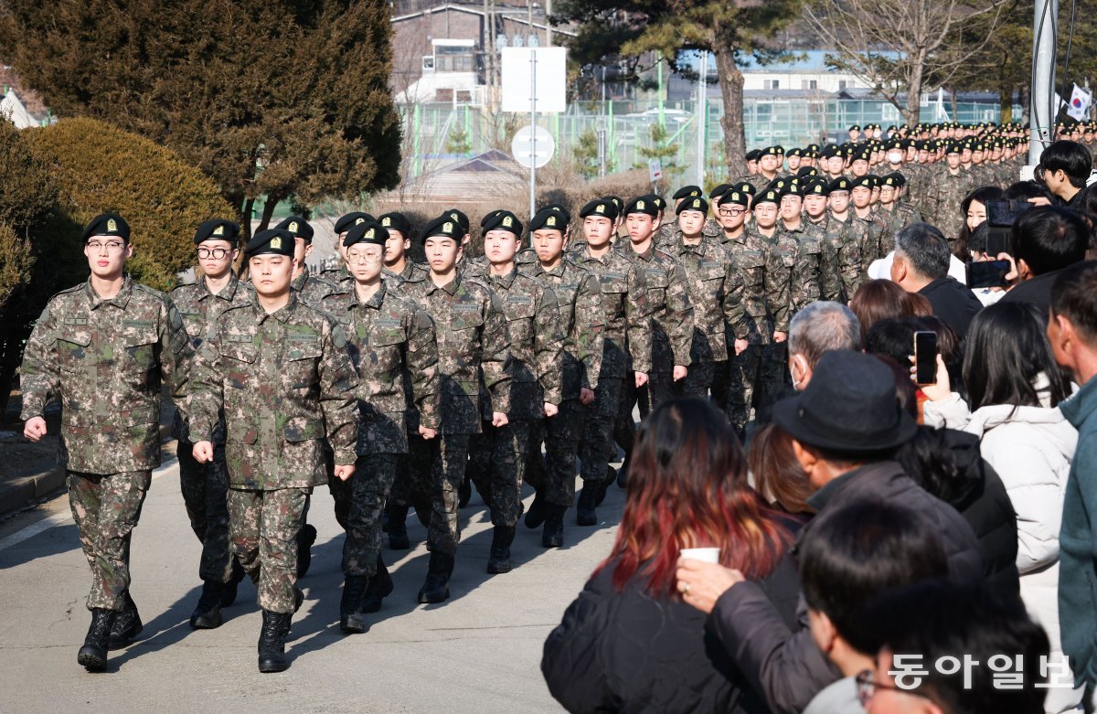 31일 훈련병들이 수료식이 열리는 강당으로 오와 열을 맞춰 이동하고 있다. 박형기 기자 oneshot@donga.com