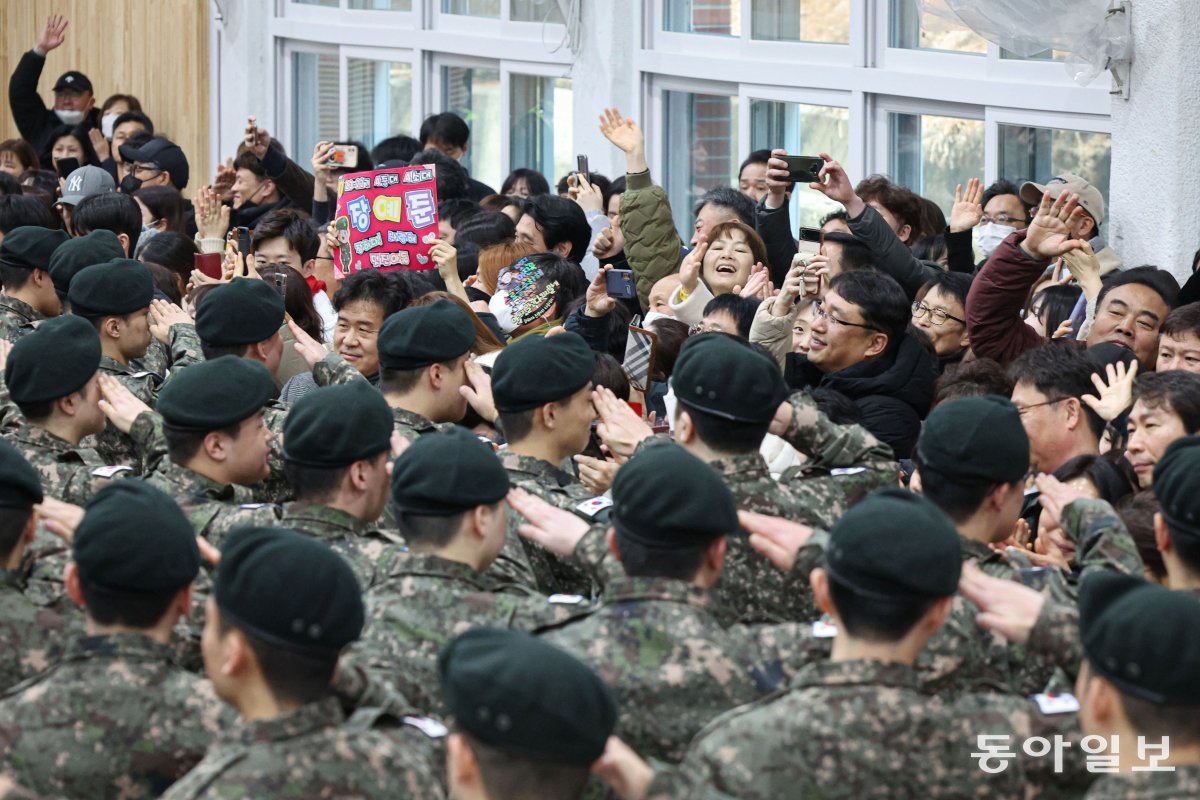 31일 훈련병들이 가족들을 향해 경례하자 수료식에 참석한 가족들이 환호하고 있다. 박형기 기자 oneshot@donga.com