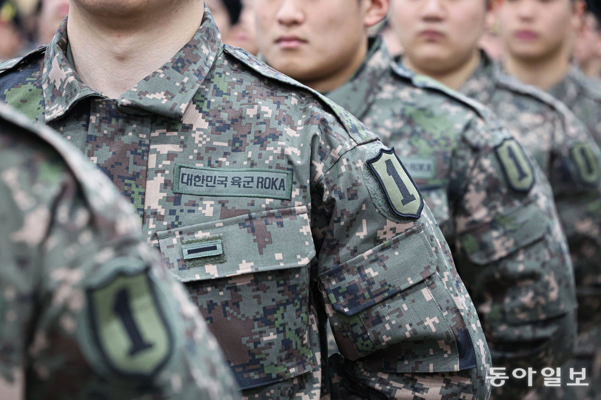 31일 훈련병들의 전투복에 가족들이 달아준 이등병 약장과 사단 마크가 붙어 있다. 박형기 기자 oneshot@donga.com