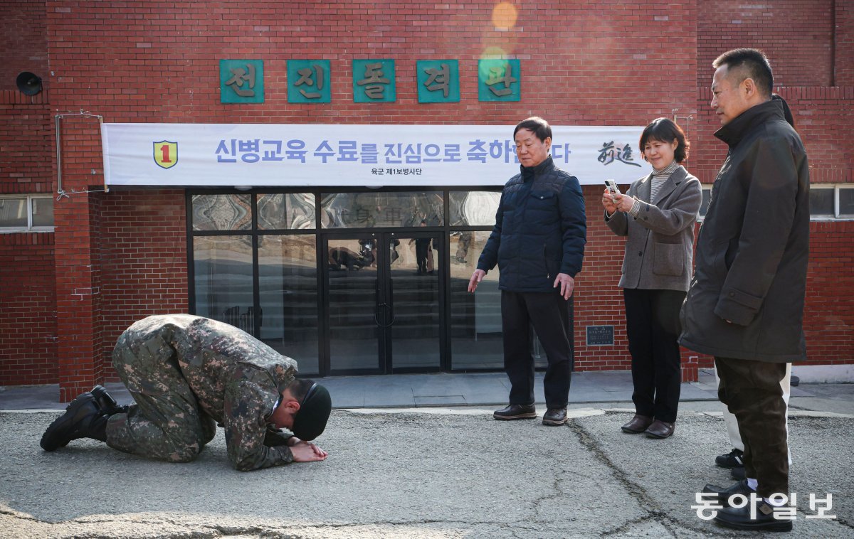31일 원영준 이병이 수료식을 마친 뒤 가족에게 큰절을 올리고 있다. 박형기 기자 oneshot@donga.com