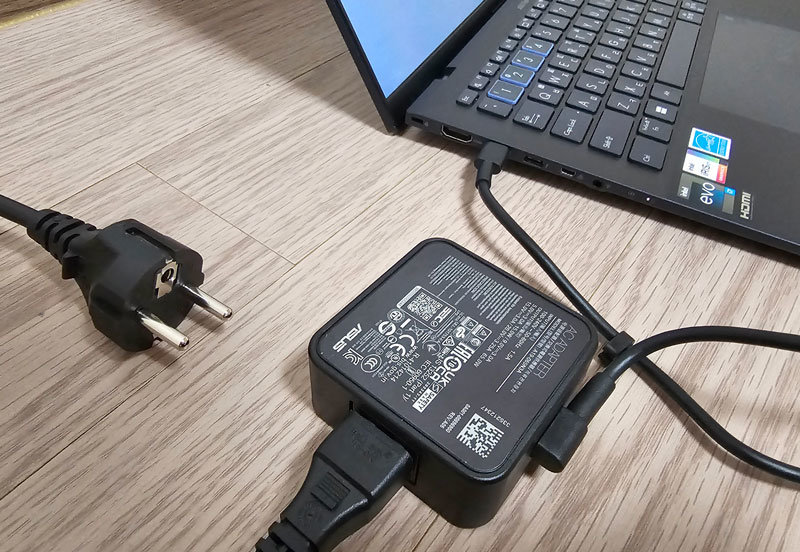 타입-C 포트에 연결하는 USB-PD 규격 65W 전원 어댑터 / 출처=IT동아