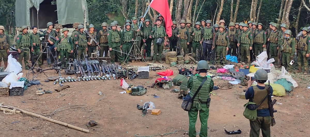 정부군 무기 빼앗은 소수민족 무장단체 지난해 10월 미얀마 북부 샨주의 친슈호 마을을 점령한 반군부 소수민족 무장단체
 미얀마민족민주주의동맹군(MNDAA)이 미얀마군에게서 빼앗은 무기 앞에 모여 있다. MNDAA 등 소수민족 무장단체가 모인 
‘형제동맹’은 올해 1월 샨주 라우카이 지역을 점령했다. 친슈호=AP 뉴시스