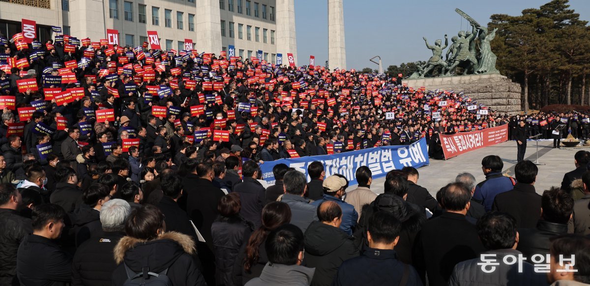 31일 서울 여의도 국회 본청 앞에서 ‘50인 미만 사업장 중대재해처벌법 유예 촉구 기자회견’에 참석한 3500여 명(주최 측 
추산)의 중소기업인들이 중대재해법 유예 법안의 국회 통과를 요구하는 구호를 외치고 있다. 송은석 기자 
silverstone@donga.com