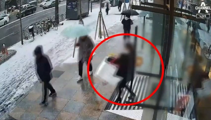 지난달 17일 낮 12시 30분경 서울 노원구의 한 문구점에서 물건을 훔쳐 쇼핑백에 넣은 뒤 밖으로 나오는 40대 여성. 채널A