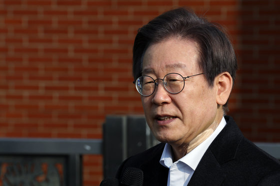 흉기 피습을 당했던 이재명 더불어민주당 대표가 10일 오전 서울 종로구 연건동 서울대학교병원에서 퇴원해 인사말을 하고 있다. 2024.1.10. 뉴스1