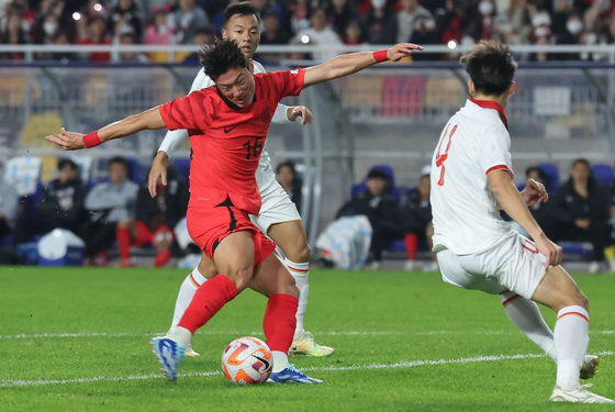 17일 오후 경기 수원시 팔달구 수원월드컵경기장에서 열린 축구 국가대표 평가전 대한민국과 베트남의 경기, 황의조가 슛을 시도하고 있다. 2023.10.17 뉴스1