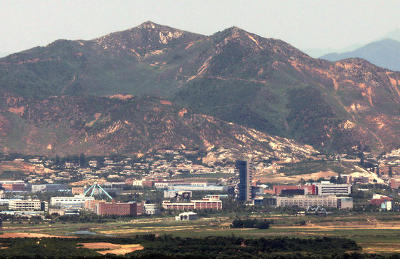 경기 파주 접경지역에서 바라본 개성공단에 폭파된 남북공동연락사무소와 개성공단지원센터./뉴스1