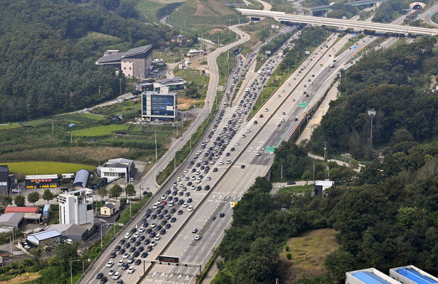 지난해 9월28일 추석 연휴기간 경기 용인시 영동고속도로 일대가 귀성 차량들로 극심한 정체를 빚고 있다. . 뉴스1