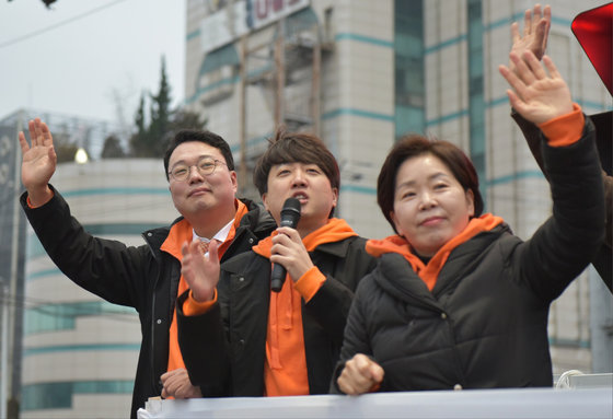 이준석 개혁신당 대표를 비롯한 당 지도부가 1일 오전 전남 순천시 조례사거리를 찾아 길거리 정책홍보를 하고 있다. 왼쪽부터 천하람 개혁신당 최고위원, 이준석 대표, 양향자 원내대표. 2024.2.1. 뉴스1