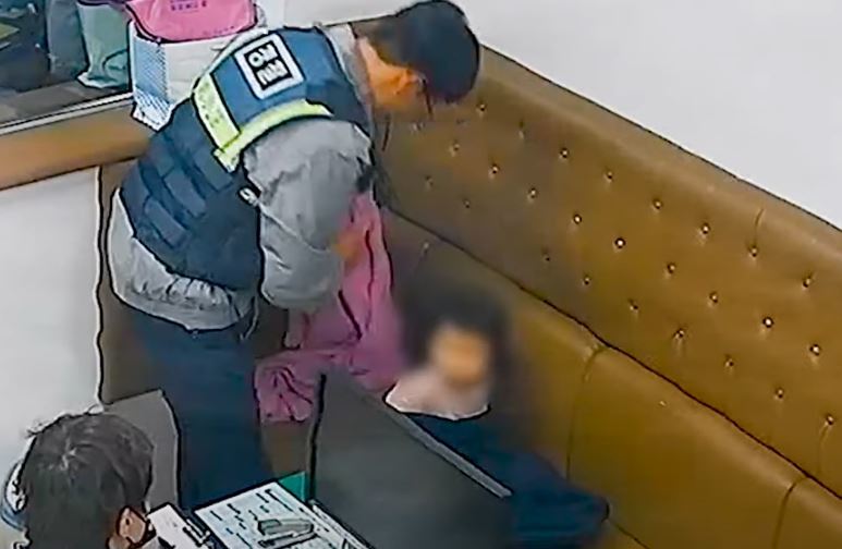 내복만 입고 배회하던 3살 아이를 구조해 지구대로 데리고 온 경찰관들. 경찰청 유튜브 캡처