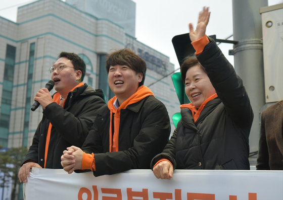 이준석 개혁신당 대표를 비롯한 당 지도부가 1일 오전 전남 순천시 조례사거리를 찾아 길거리 정책홍보를 하고 있다. 왼쪽부터 천하람 개혁신당 최고위원, 이준석 대표, 양향자 원내대표. 2024.2.1. 뉴스1