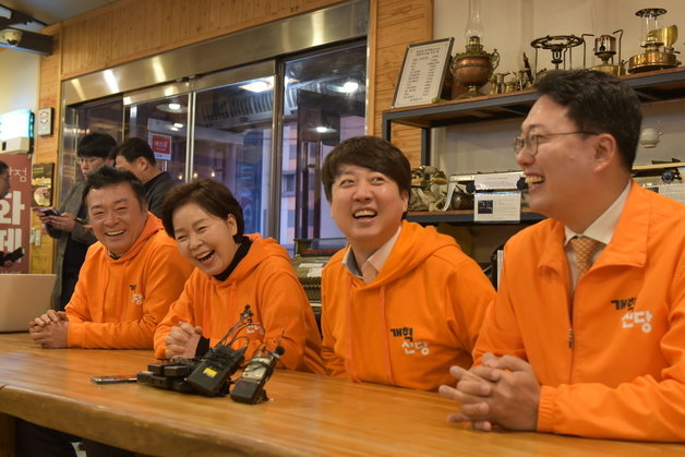 이준석 개혁신당 대표를 비롯한 당 지도부가 1일 전남 순천시 조곡동 한 제과점에서 기자간담회를 갖고 취재진 질의에 답하고 있다. 2024.2.1. 뉴스1