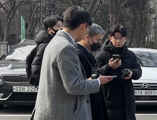 김성수 카카오 엔터테인먼트 대표가 1일 오후 구속 전 피의자심문(영장실질심사)를 위해 서울남부지법에 출석하고 있다. ⓒ 뉴스1