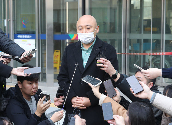 웹툰작가 주호민이 1일 오전 경기 수원시 영통구 수원지방법원에서 취재진의 질문에 답하고 있다. 이날 ‘주호민 아들 아동학대’ 혐의로 기소된 특수교사가 1심에서 벌금 200만원 선고유예를 받았다. 2024.2.1. 뉴스1