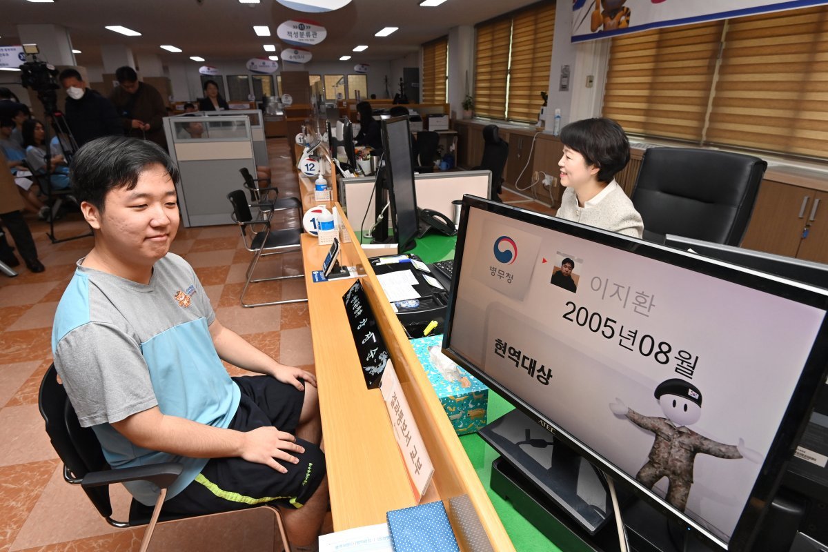 올 첫 현역대상으로 판정된 이지환씨가 알림 모니터를 보며 뿌듯한 미소를 짓고 있습니다.  / 사진공동취재단