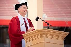 2022년 스탠퍼드대 졸업식 축사를 하는 마크 테시에 라빈 총장. 스탠퍼드대 홈페이지