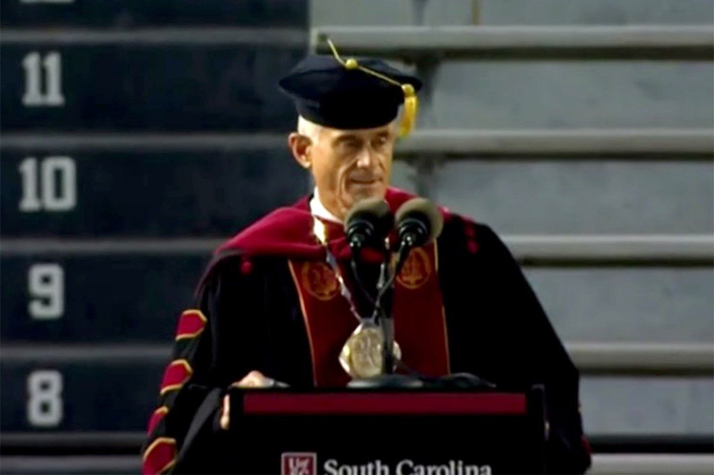 2021년 로버트 캐슬런 사우스캐롤라이나대 총장이 졸업식 축사를 하는 모습. 사우스캐롤라이나대 홈페이지