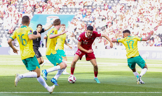 Indonesian Hubner is breaking through in the match between Indonesia and Australia in the round of 16 of the 2023 Asian Football Confederation (AFC) Qatar Asian Cup held at Jassim bin Hamad Stadium in Doha, Qatar on the 28th (local time).  2024.1.28.  News 1