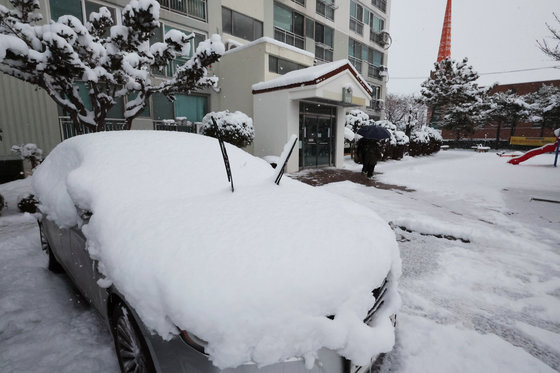 광주 광산구 한 아파트 주차장에 눈이 쌓여있다. 2024.1.24. 뉴스1
